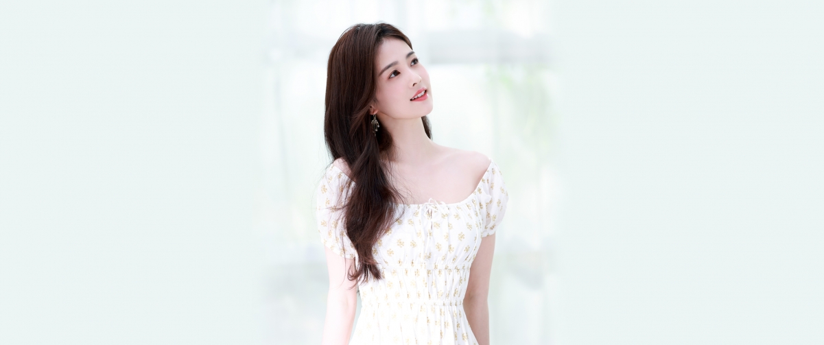 白鹿美女清新风，3440x1440带鱼屏壁纸，高清4K美女图片下载