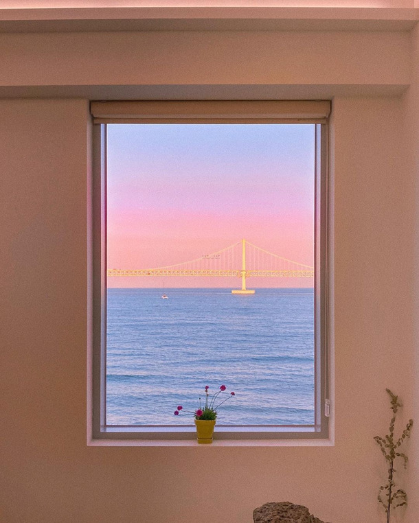海边窗户美景PNG透明背景图，高清设计素材免费下载