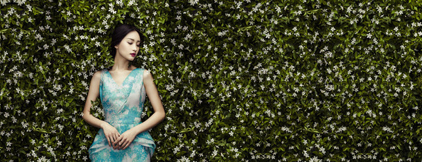 美女与白色小花，绿叶背景高清PNG透明图片，设计素材下载