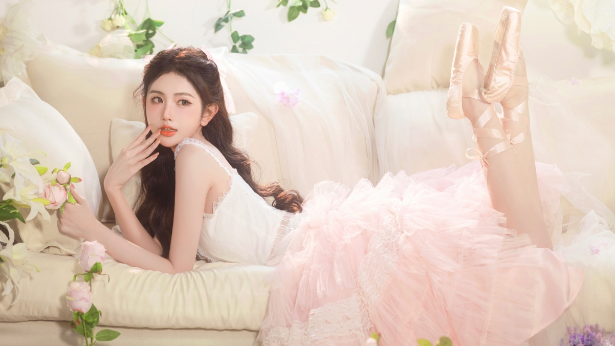 家园花园美景，粉色裙子美女坐沙发，清新4K高清壁纸下载