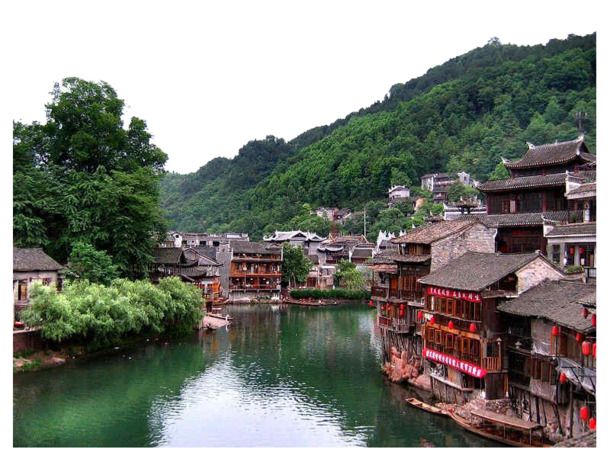 山脚下小镇美景PNG透明背景图片，摄影风景素材下载