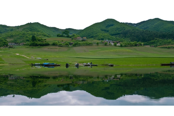 小山丘前的河流美景，高清PNG透明背景摄影素材，免费下载