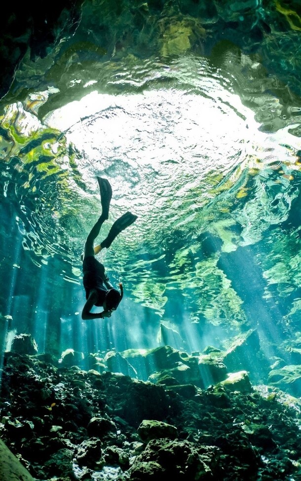 波光粼粼潜水海报，高清PNG透明背景，风景摄影素材下载