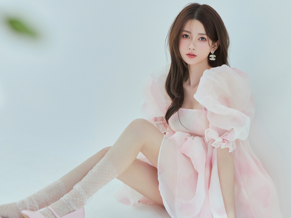 小清新美女粉色裙装高清平板壁纸，2732x2048超清画质，免费下载