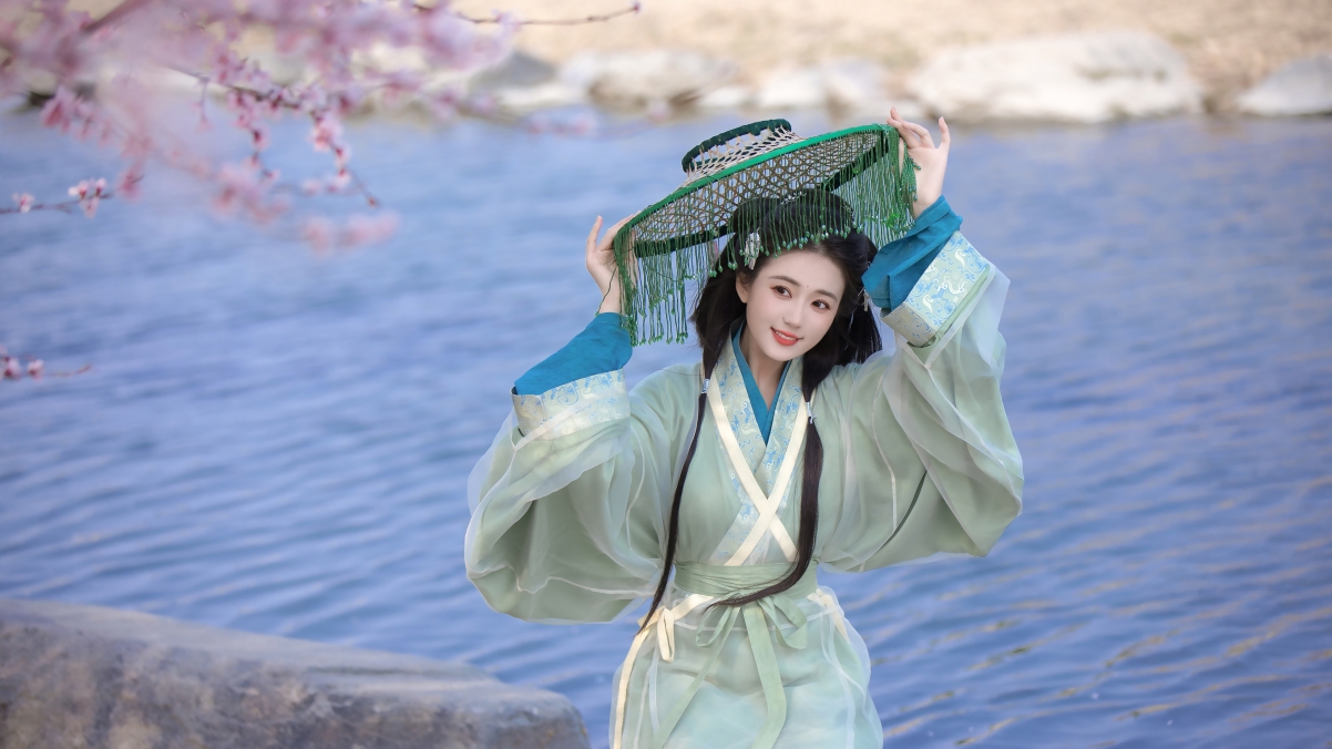 古装美女踏青高清4K壁纸，古风韵味，3840x2160分辨率免费下载