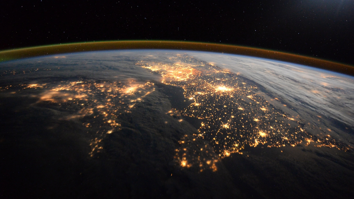 国际空间站绝美捕捉，地球夜景4K壁纸，高清风景大片，4910x2762分辨率，一键下载！
