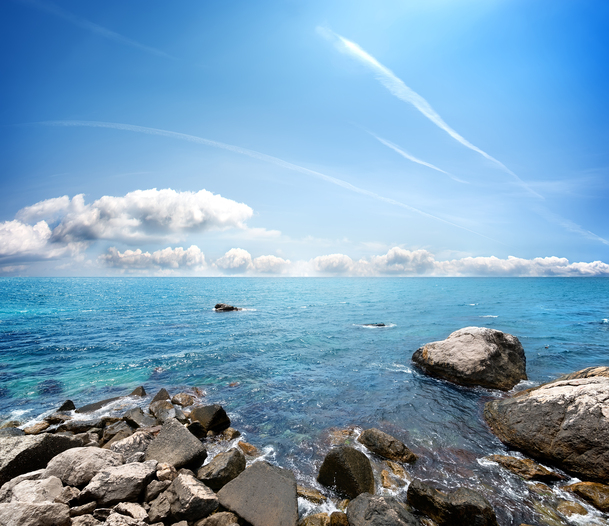 蓝色海水与石头海岸，高清PNG透明海报背景，摄影风景素材下载