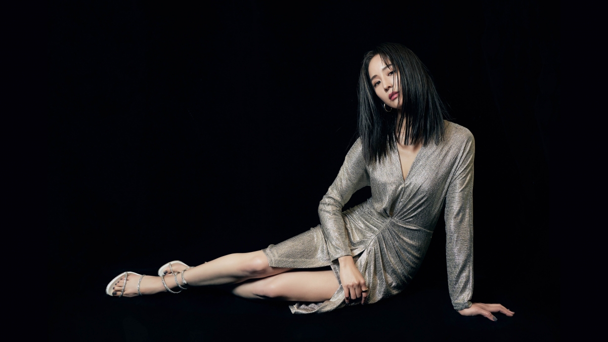 张钧甯银光裙装惊艳亮相！超高清4K美女壁纸，3840x2160分辨率，一键下载！