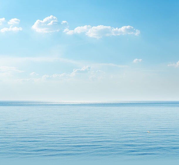 蓝天白云与湛蓝海水美景，高清PNG透明背景图片，摄影风景素材下载