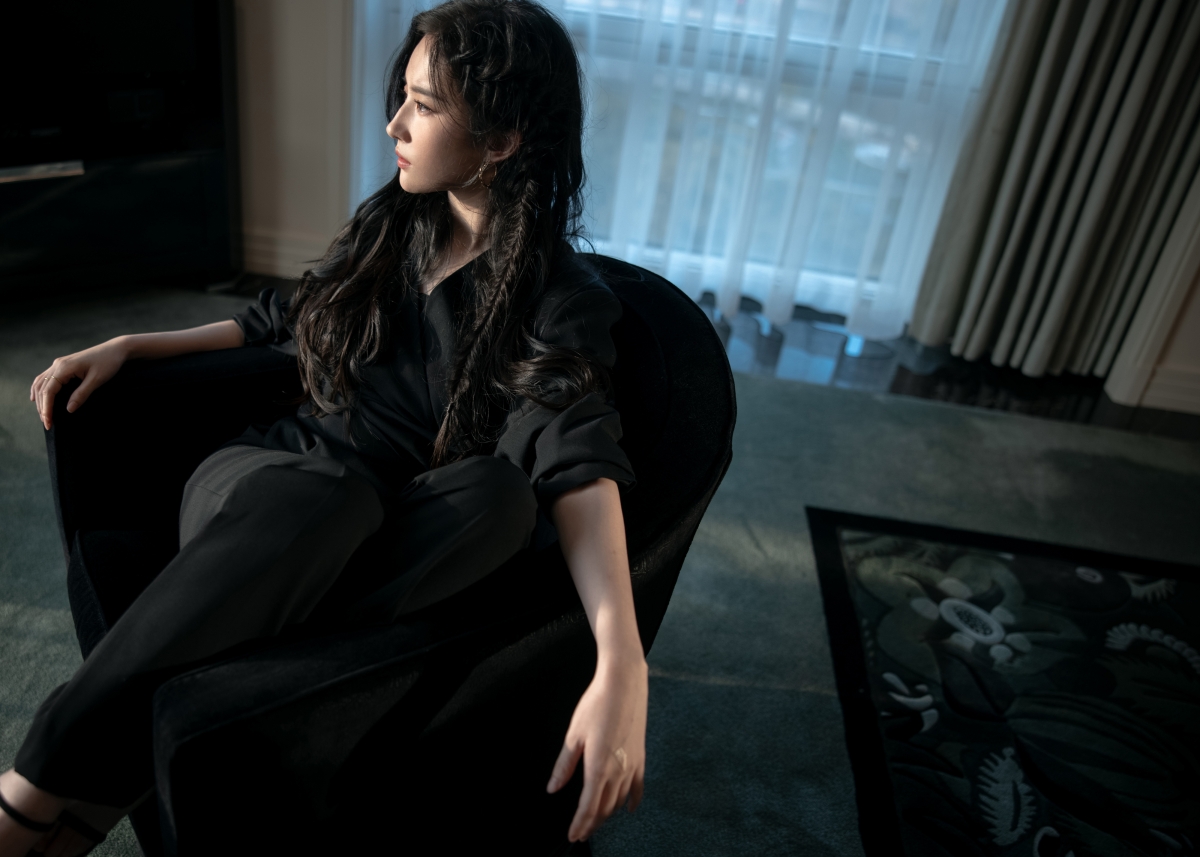 刘亦菲绝美侧颜，黑衣倩影，超清4K美女壁纸，高清大图4000x2857，一键下载
