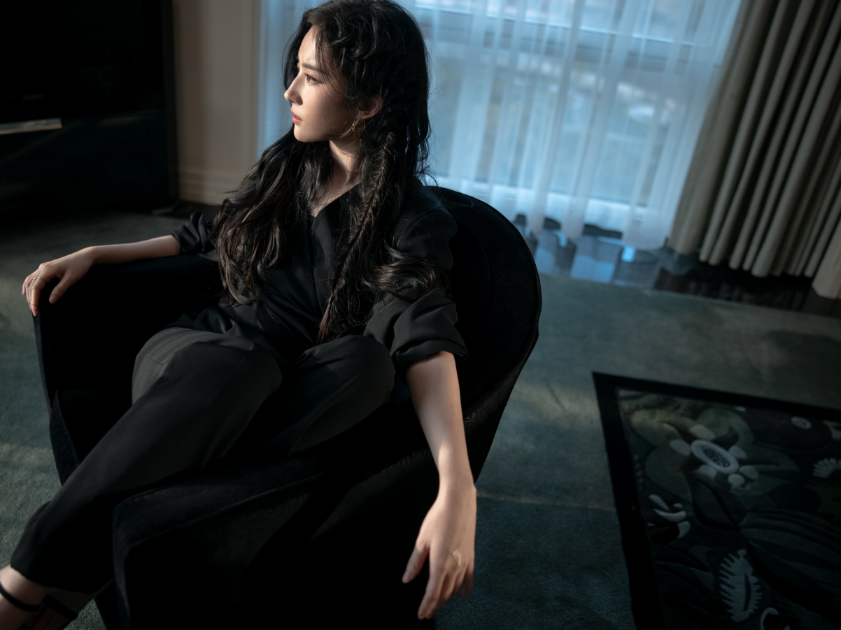刘亦菲黑色系平板壁纸，高颜值美女高清大图，2732x2048分辨率下载