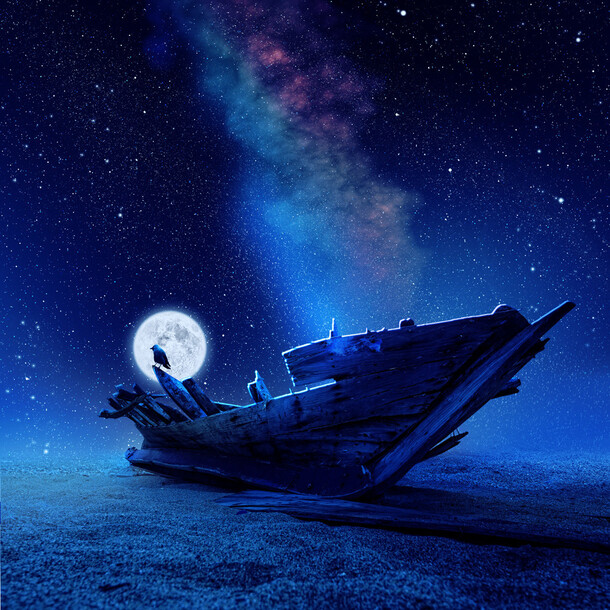 夜空映衬破旧木船，抽象梦幻PNG透明背景图片，高清设计素材下载