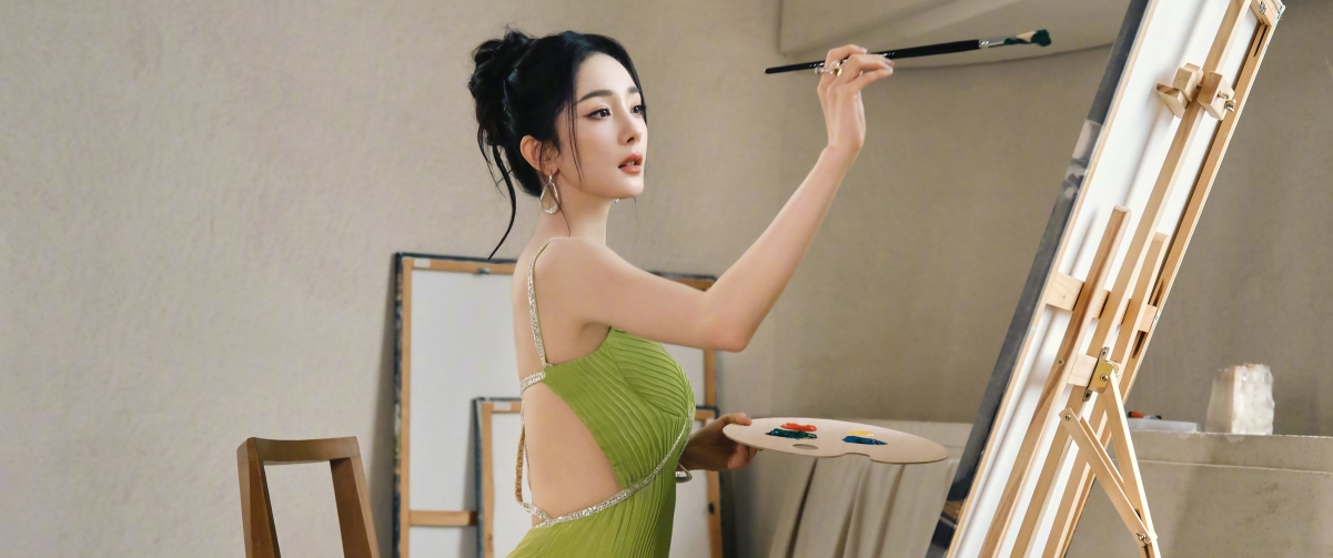 杨幂画室倩影，绿色礼服高清壁纸，4K带鱼屏专属，3440x1440精美下载