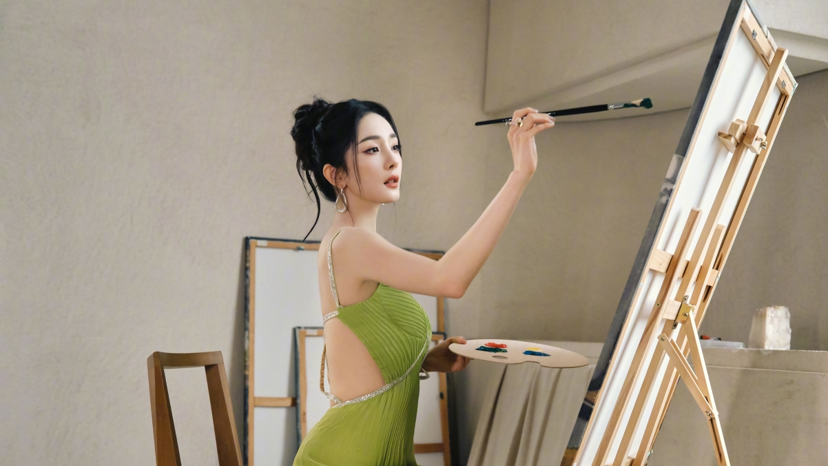 杨幂绿色礼服惊艳亮相，美女画画艺术感爆棚！超清4K壁纸下载，3840x2160分辨率，高清美女图片尽在掌握！