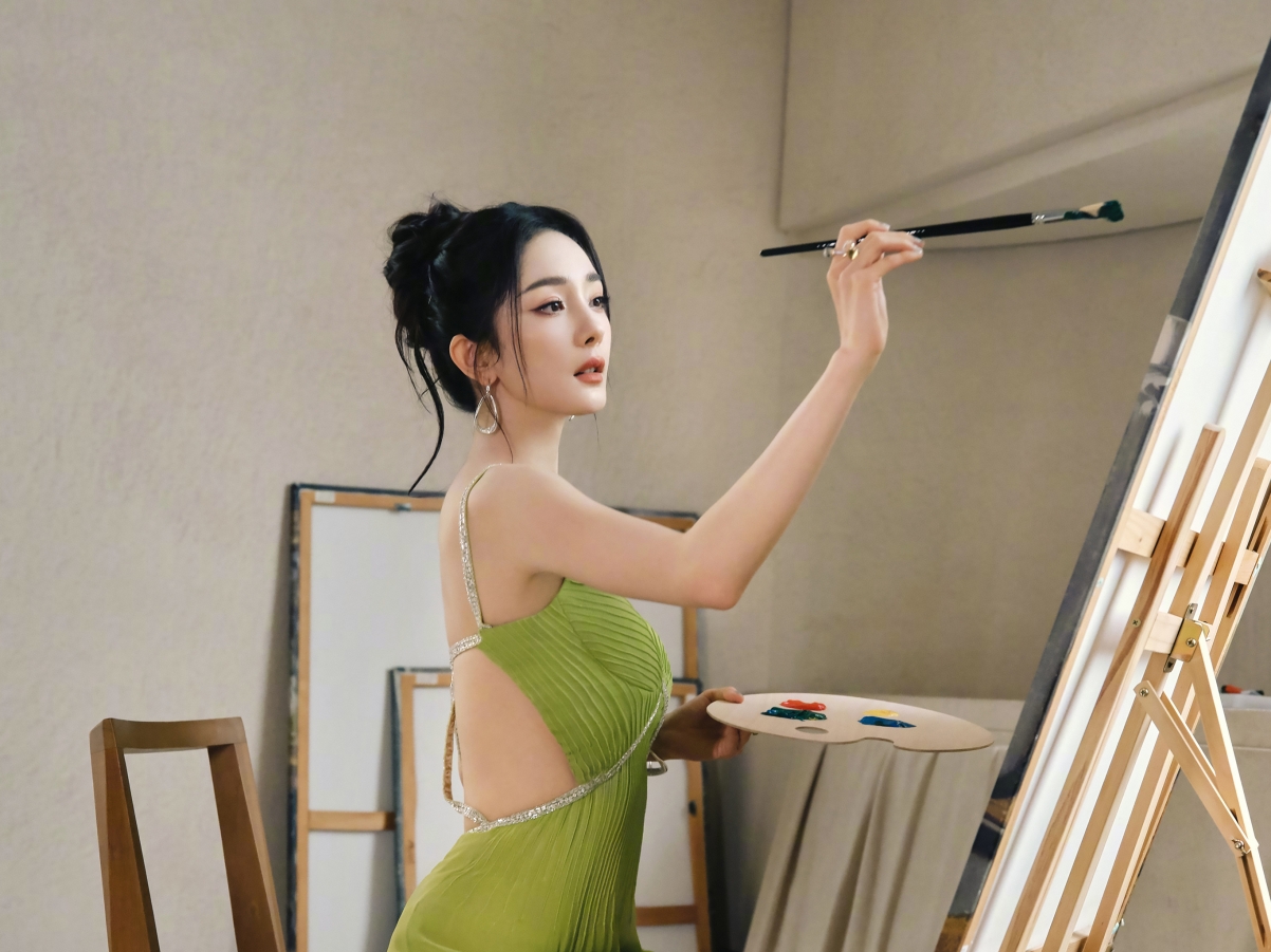 杨幂绿色礼服美照，高清平板壁纸下载，2732x2048分辨率