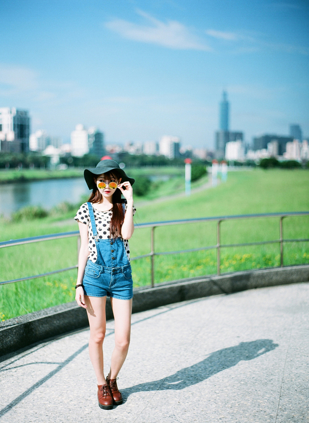 公园牛仔少女写真，高清PNG透明背景海报设计素材下载