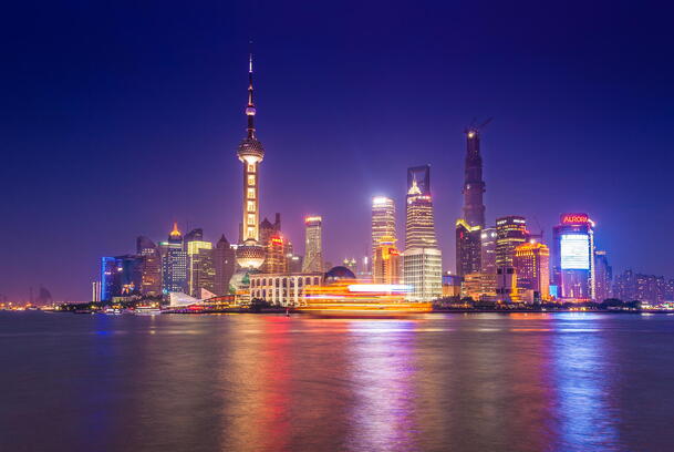 湖泊夜景高清PNG透明图，摩天大楼背景元素，摄影风景素材下载
