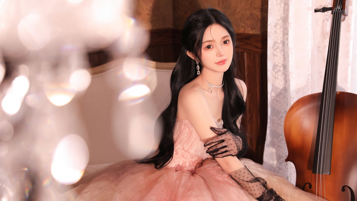 清纯美女演奏大提琴，长发飘逸，粉色裙子搭配黑色蕾丝手套，绝美4K壁纸高清下载