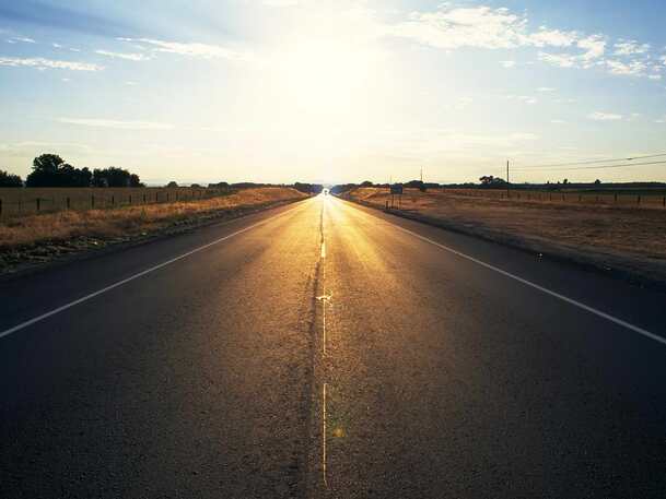 蓝天夕阳公路美景PNG透明背景，高清摄影素材下载