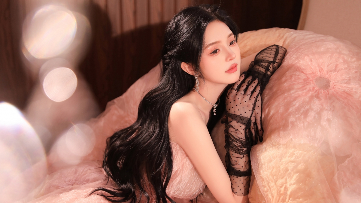 美女居家风情，长发大波浪卷发配蕾丝手套，4K高清壁纸3840x2160下载