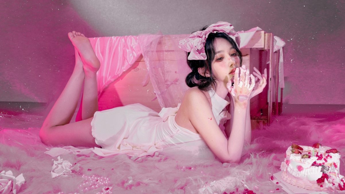 宋昕冉生日派对，白色裙装与粉色蛋糕，绝美4K壁纸高清下载
