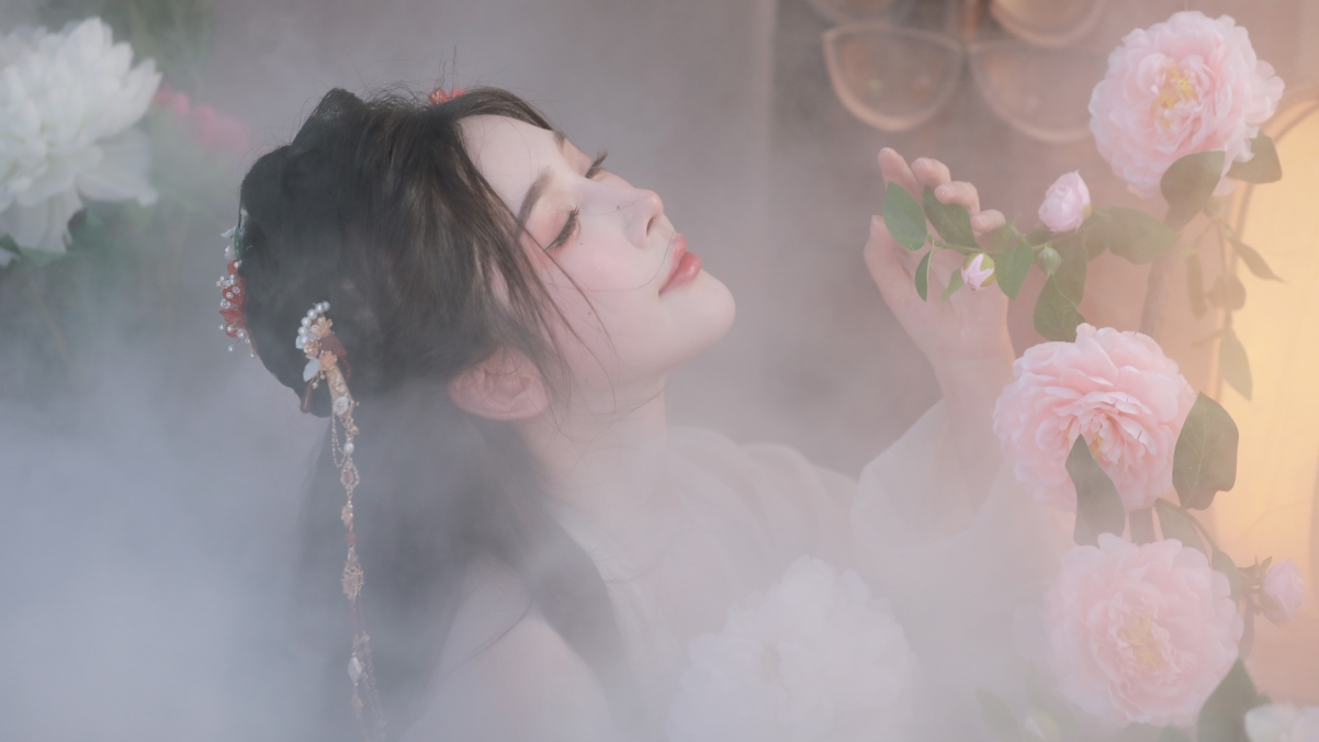 唯美古风佳丽，闭眼倚花，超清4K壁纸免费下载（3840x2160）