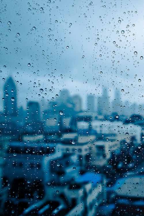 雨天窗户美景PNG透明背景，高清海报设计素材免费下载
