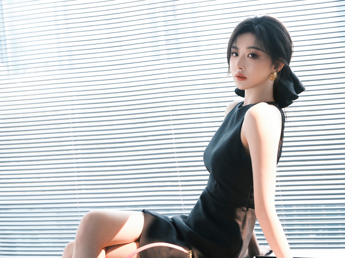 办公室女神黑裙倩影，高清平板壁纸2732x2048免费下载