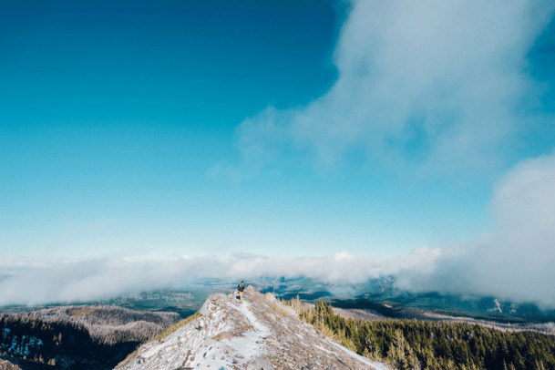 远景云海森林山石PNG透明图，高清摄影风景素材下载