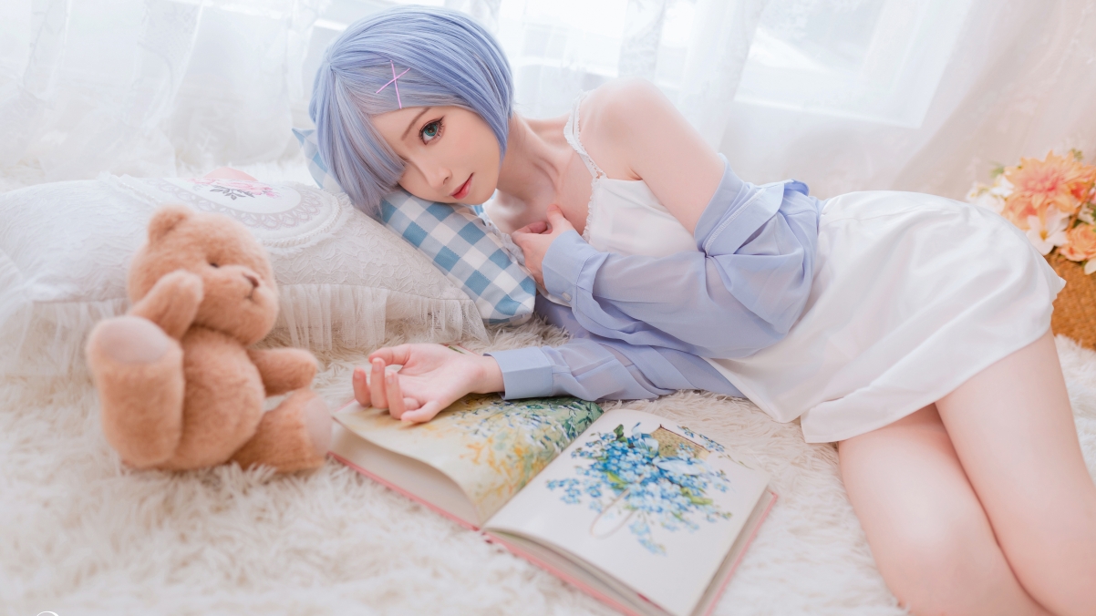 小熊COS美女短发高清4K壁纸，清新居家风格，3840x2160超清下载