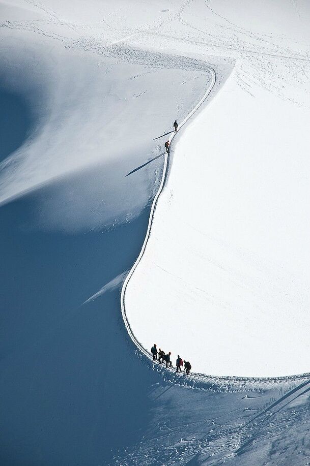 雪山之巅，登山者海报背景，高清PNG透明图，摄影风景素材下载