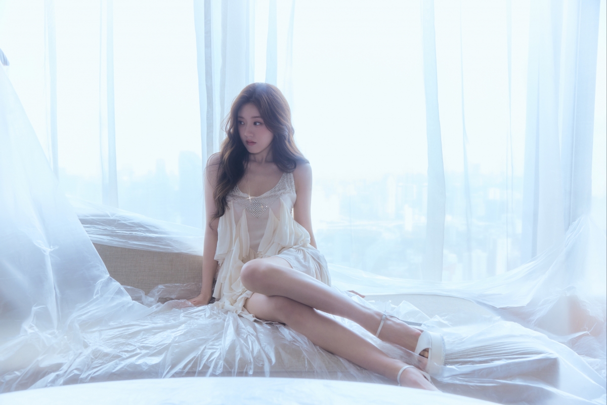 赵露思唯美白裙室内摄影，高清4K壁纸，美女图片精选，4224x2817超清下载
