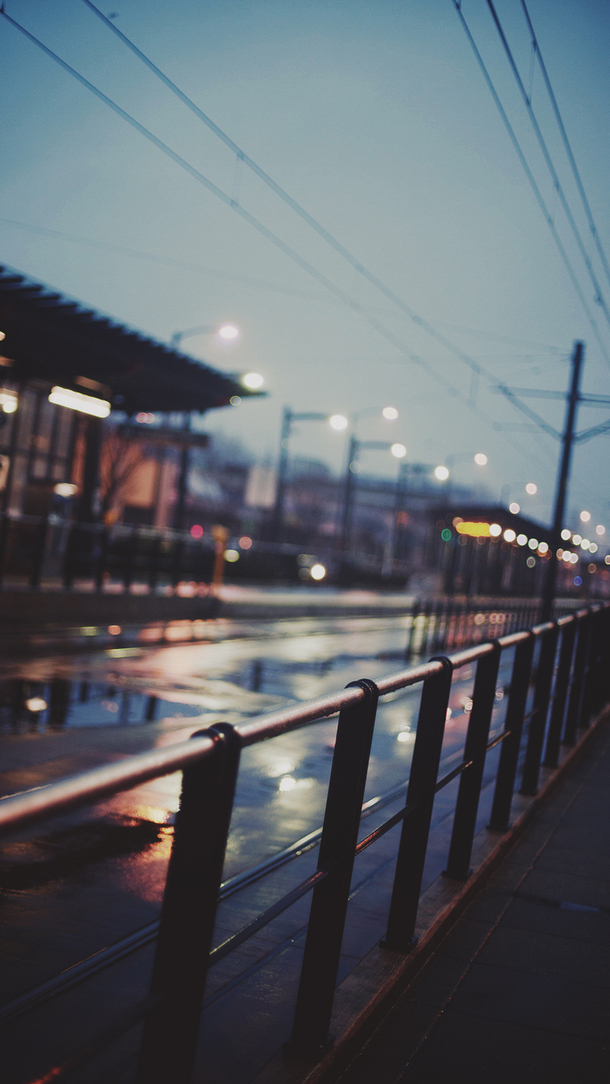 雨后车站围栏海报背景，高清PNG透明素材，摄影风景图片设计下载