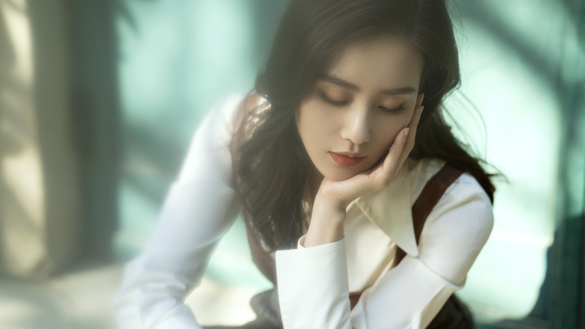刘诗诗4K高清美女壁纸，一手托腮，绝美画面，3840x2160超高清下载