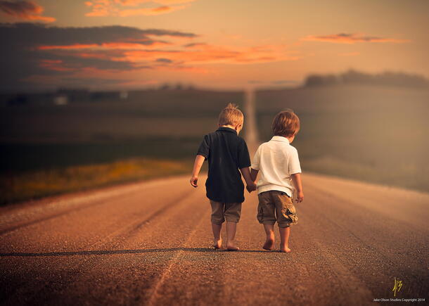 夕阳余晖，公路漫步少年PNG透明背景，高清摄影风景素材下载