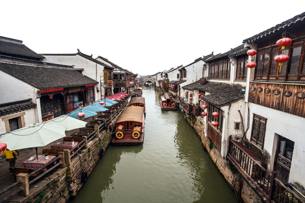 江南水乡木筏观光，高清PNG透明背景图片，风景摄影素材下载