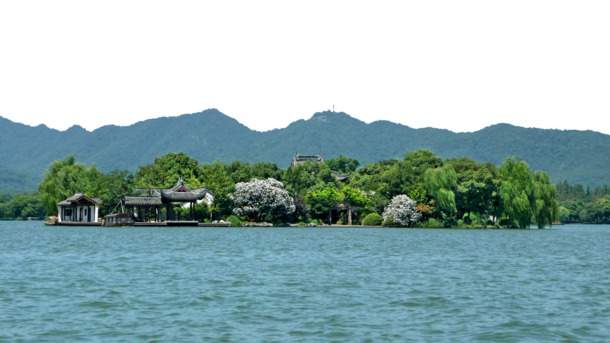 西湖清澈湖面PNG透明背景，高清摄影风景素材下载