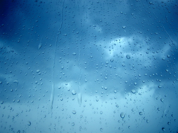 玻璃雨珠，阴天氛围，高清PNG透明背景，摄影风景素材下载