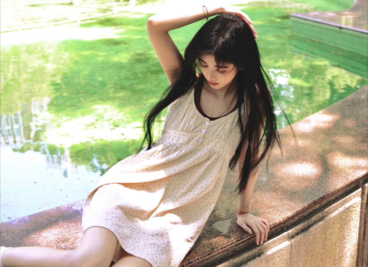 夏末初秋花园美景，鞠婧祎4K超高清壁纸，绝美图片3937x2857，免费下载
