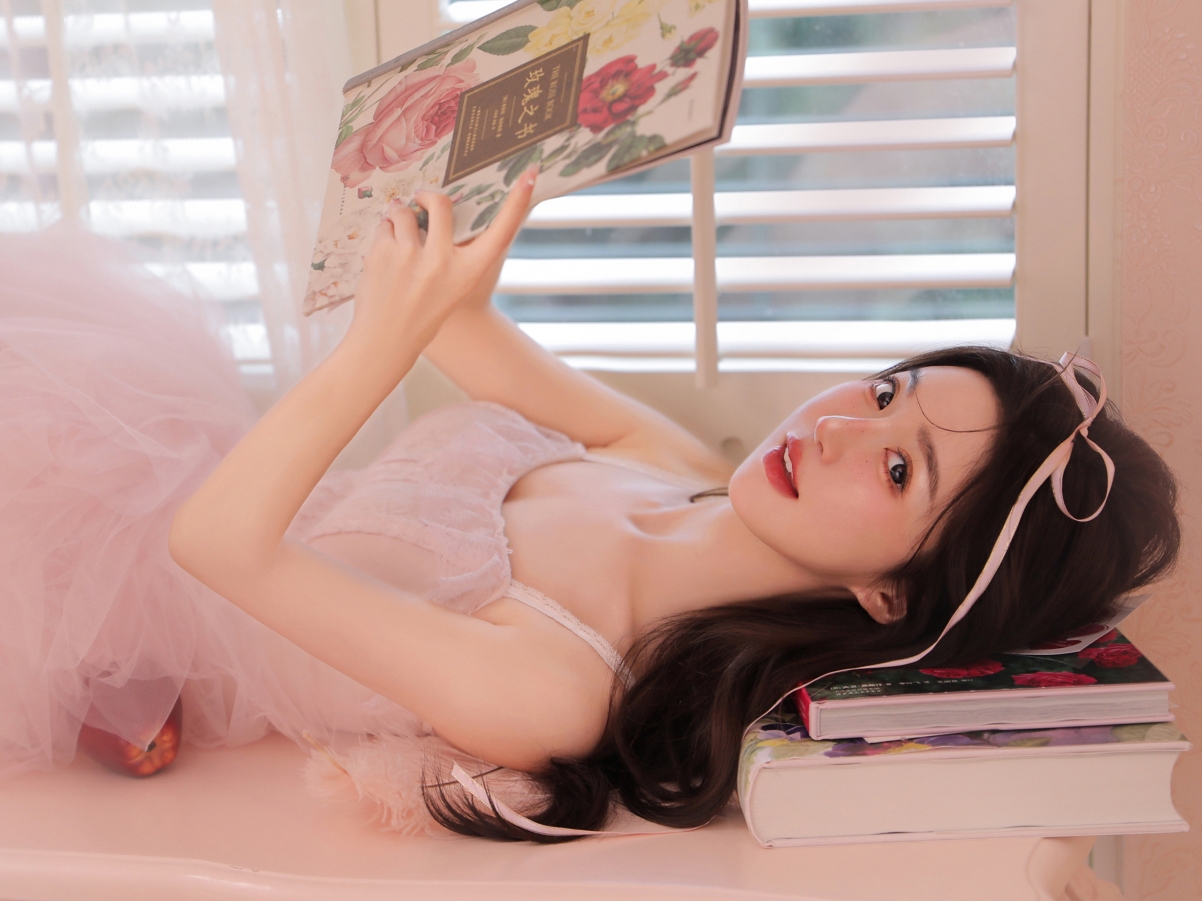 甜美粉系女孩读书画面，平板电脑壁纸，高清2732x2048下载