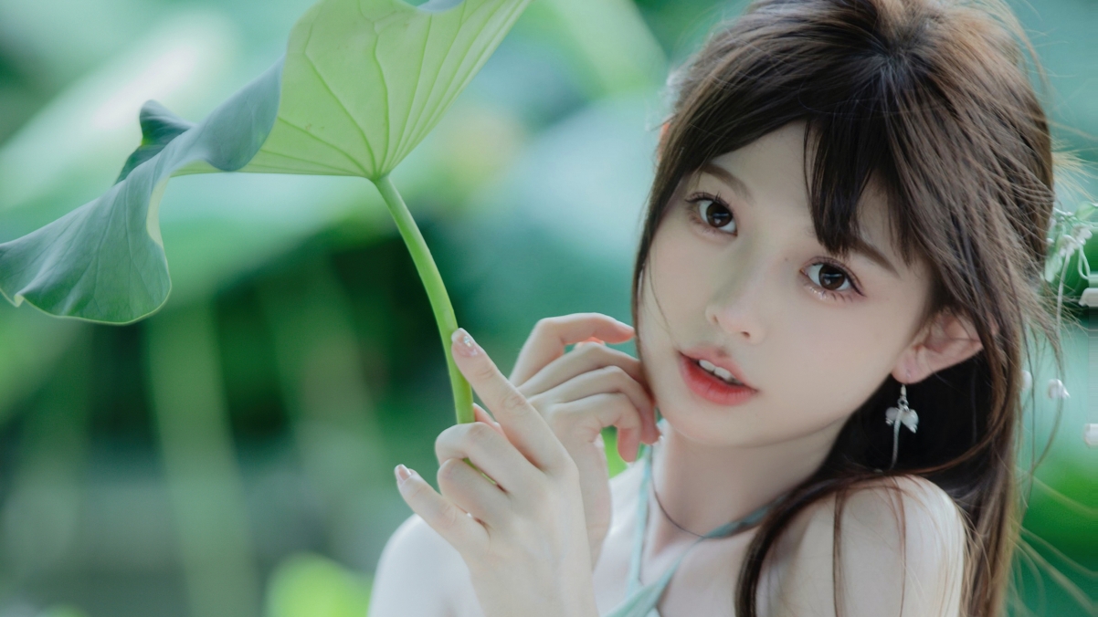 绿色荷叶映衬下的美女4K高清壁纸，3840x2160超清下载