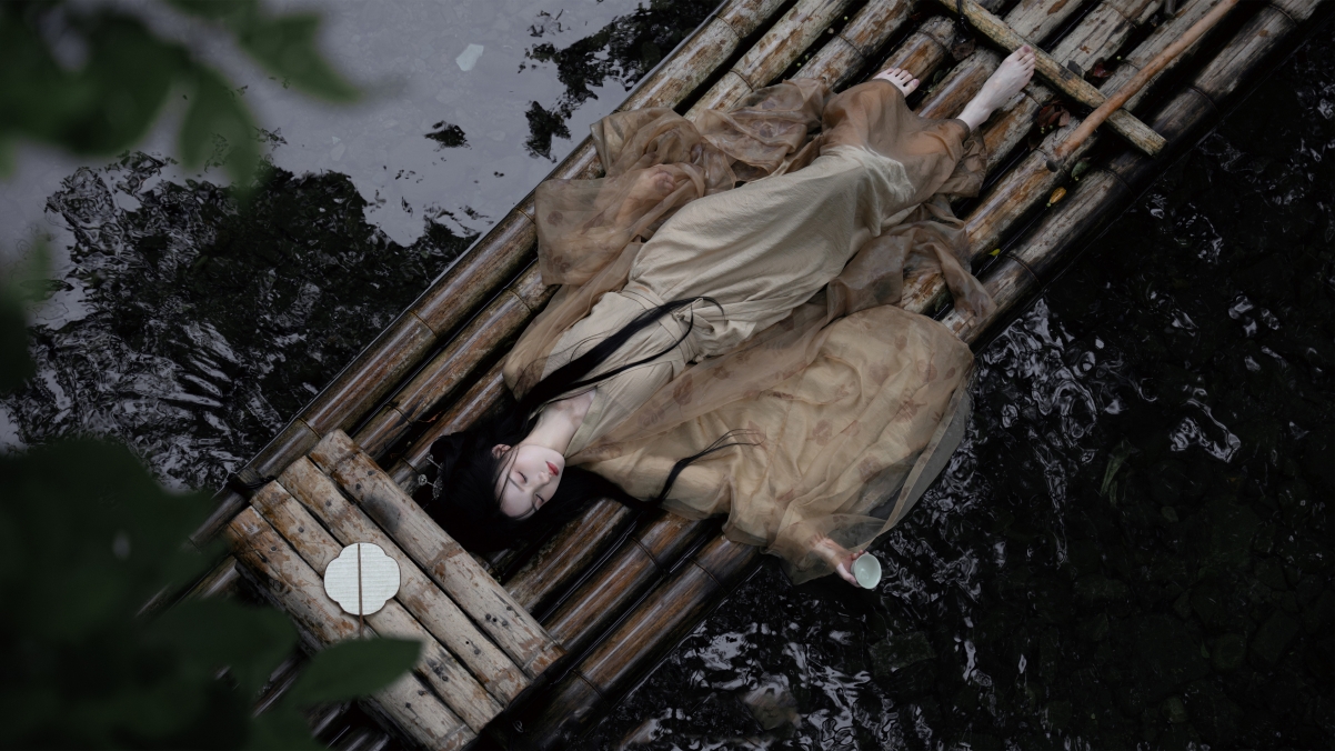 古风竹排意境美女，唯美4K高清壁纸，3840x2160分辨率，免费下载