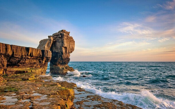 海浪拍岸，蓝天映衬，海边美景PNG透明背景图片，高清摄影素材下载
