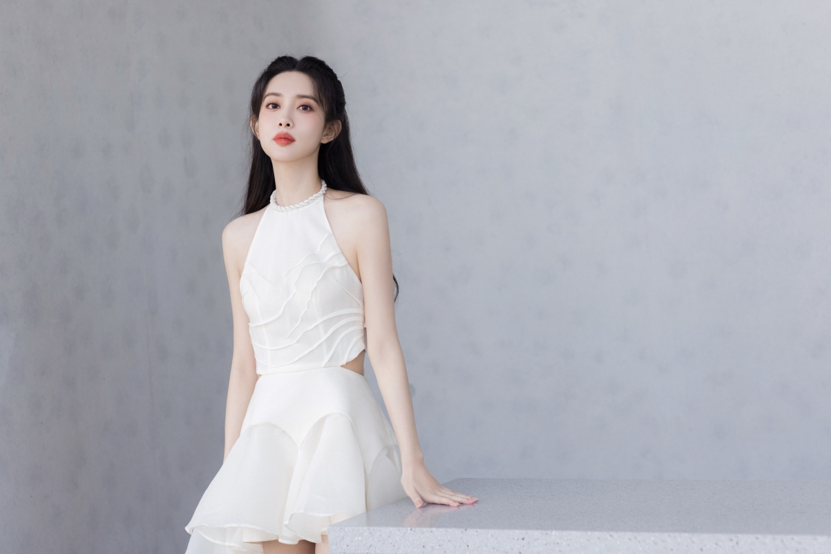 孟子义白色礼服惊艳亮相，6K高清美女壁纸，绝美4096x6140大图下载