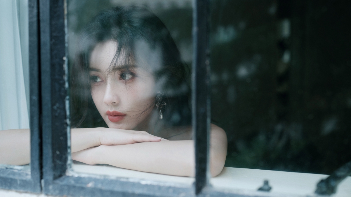 孟子义高清美照，玻璃窗前的惊艳瞬间，4K壁纸免费下载（3840x2160）