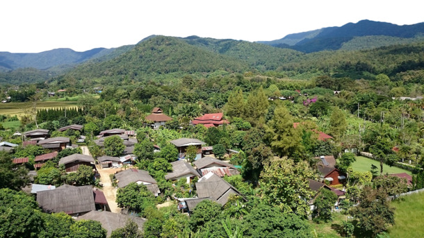 山脚下村庄美景，高清PNG透明背景摄影图片，创意风景设计素材下载