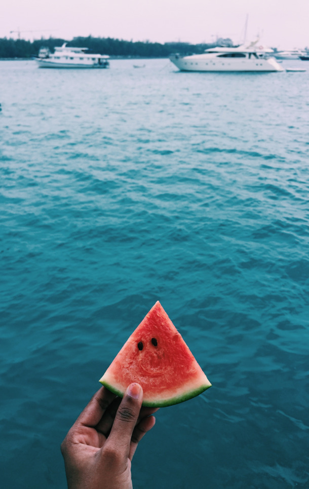 夏日海滨，手持西瓜唯美瞬间，高清PNG透明背景图片，摄影风景素材免费下载