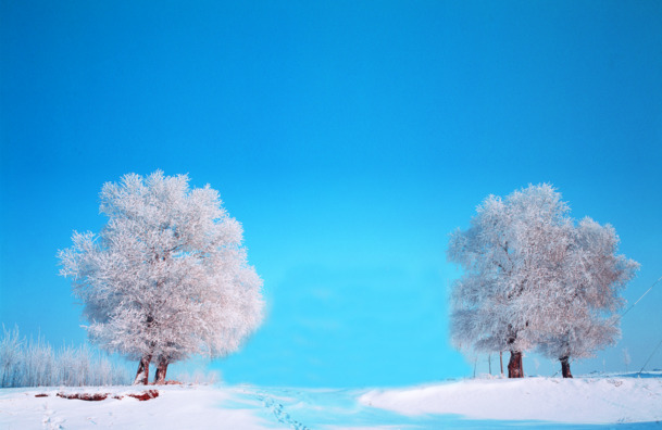 高清PNG蓝色天空雪花背景图，透明设计素材，免费下载