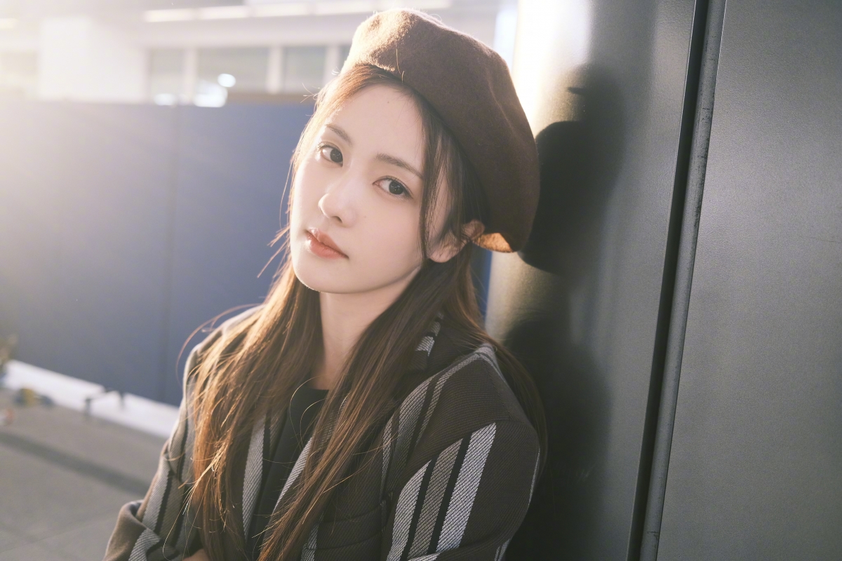 白鹿长发美女4K超清壁纸，4096x2730高清大图，免费下载帽子版