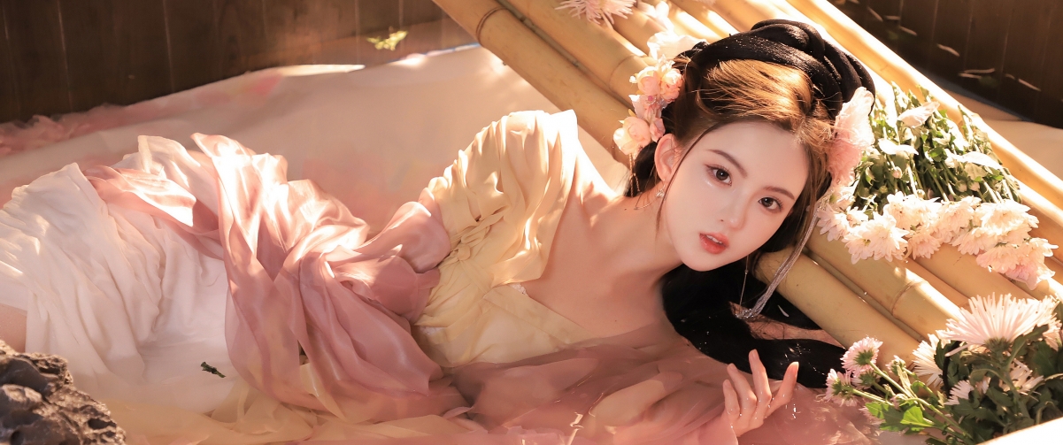 古风美女倩影，粉色花朵绽放，唯美4K带鱼屏壁纸，高清3440x1440下载